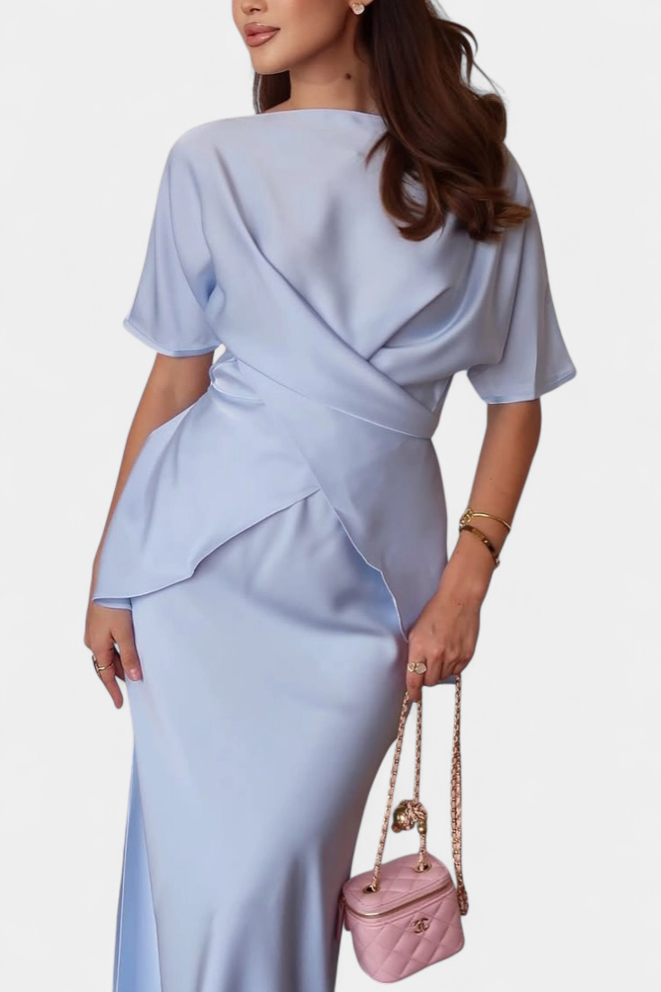 Sara Set s Topom s Ukriženim Trakama i Laganom Suknjom