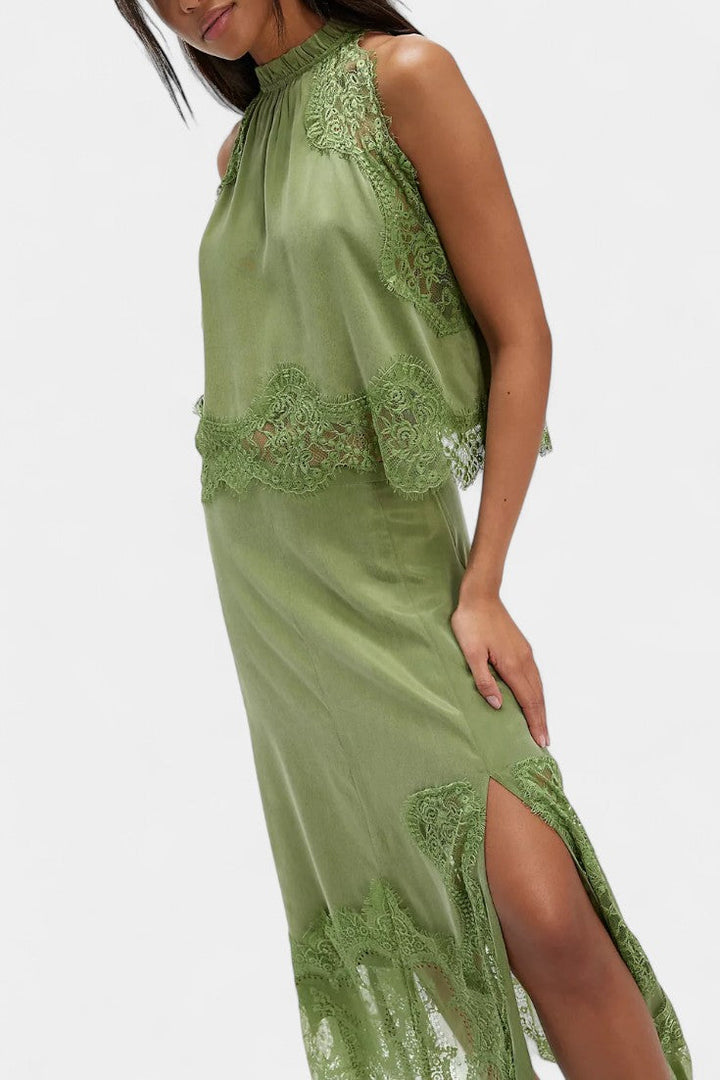 Nada Midi Suknja s Čipkastim Detaljima i Asimetričnom Porubom